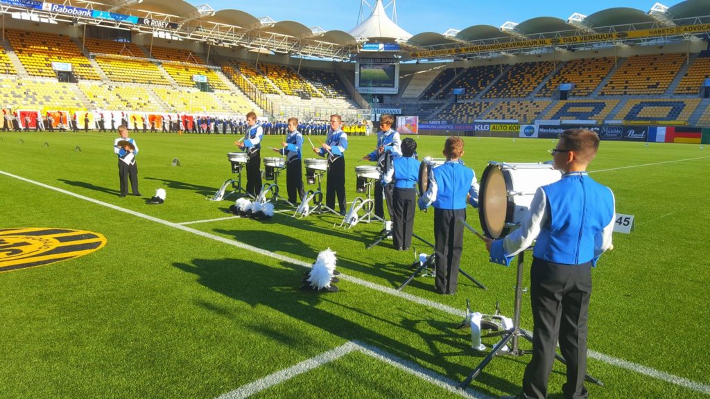 De drumline van Jong-Holland Junioren verzorgt de retreat cadence tijdens de prijsuitreiking